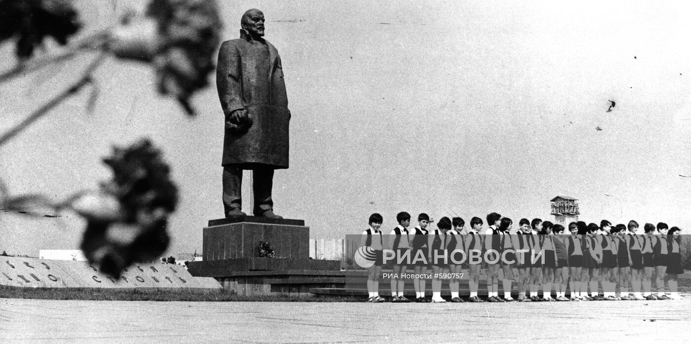 Памятник В.И.Ленину в Тбилиси