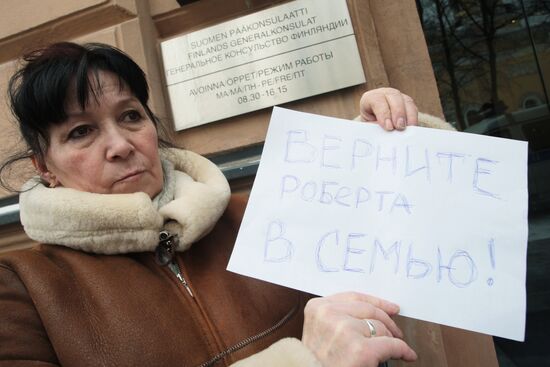 Людмила Войнова у консульства Финляндии