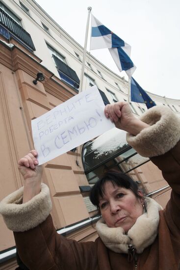 Людмила Войнова у консульства Финляндии