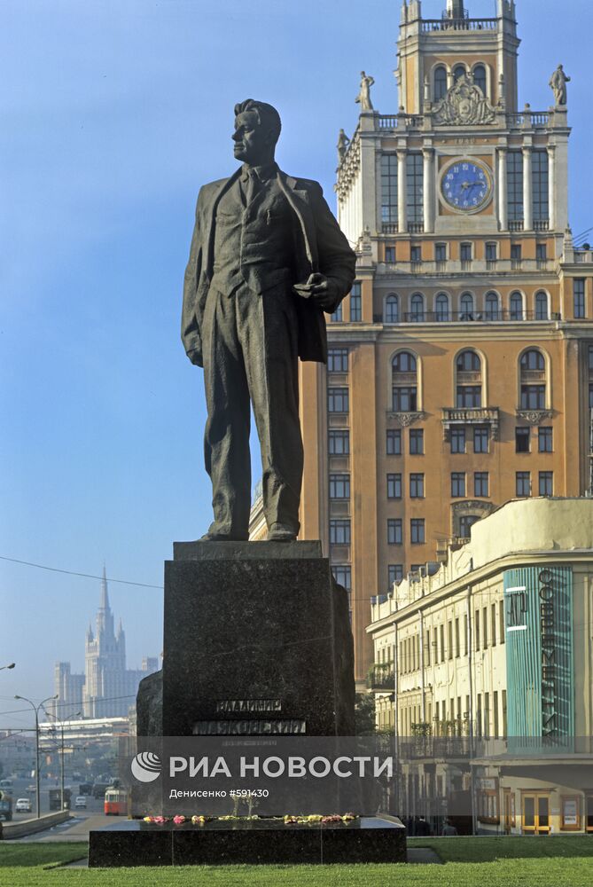 Памятник В.В.Маяковскому в Москве