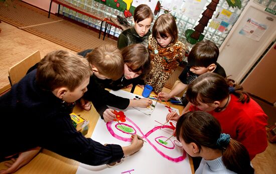 Подготовка к 8 Марта в детском реабилитационном центре