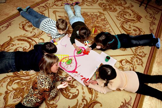 Подготовка к 8 Марта в детском реабилитационном центре