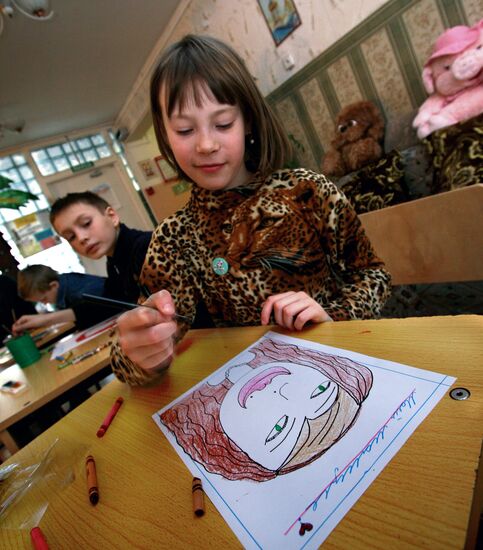 Подготовка к 8 Марта в детском реабилитационном центре