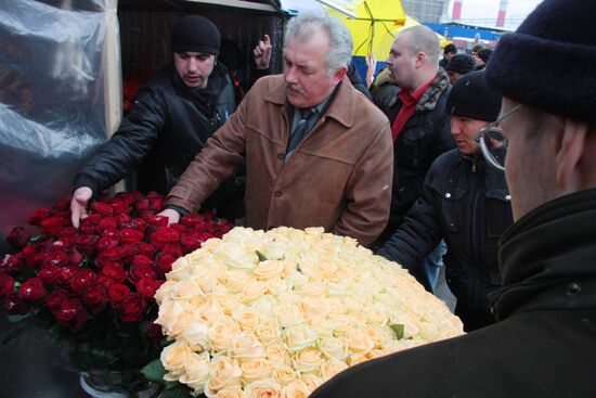 Торговля цветами в преддверии 8 марта