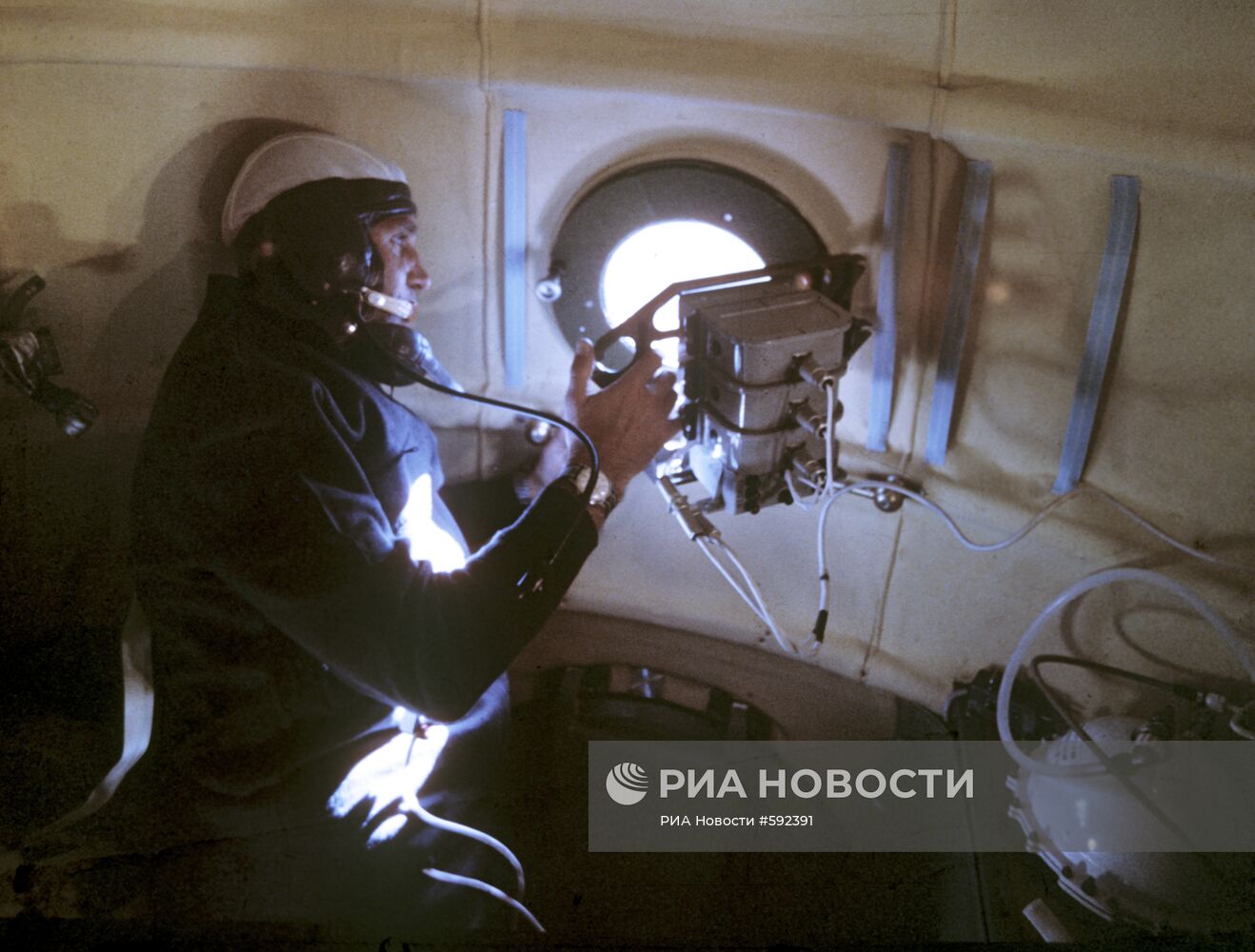 Олег Макаров в орбитальном отсеке