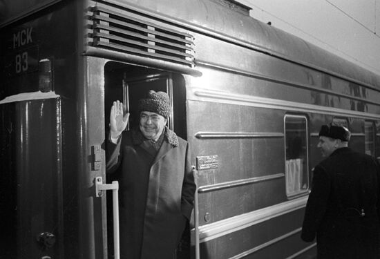 Леонид Брежнев перед отъездом правительственной делегации в МНР