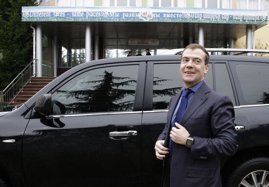 Д.Медведев посетил общеобразовательную школу Адлерского района