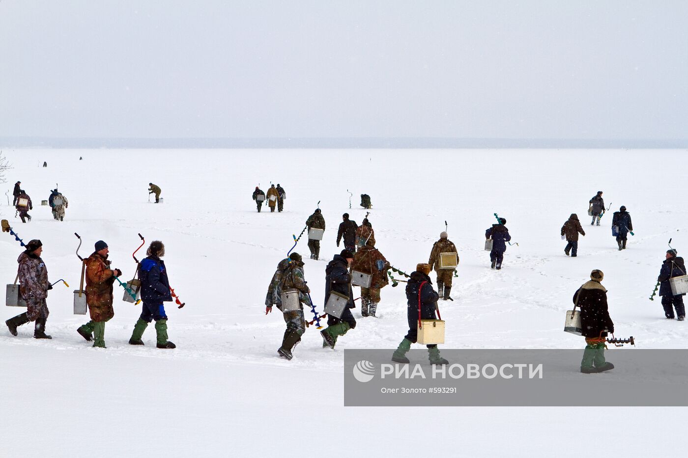 Рыбаки - участники рыболовного фестиваля выходят на лед