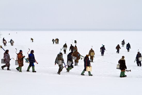 Рыбаки - участники рыболовного фестиваля выходят на лед