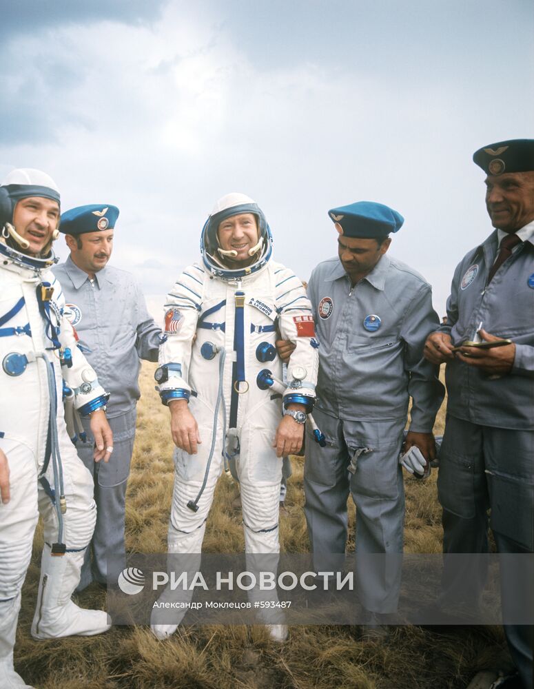 Алексей Леонов и Валерий Кубасов после приземления