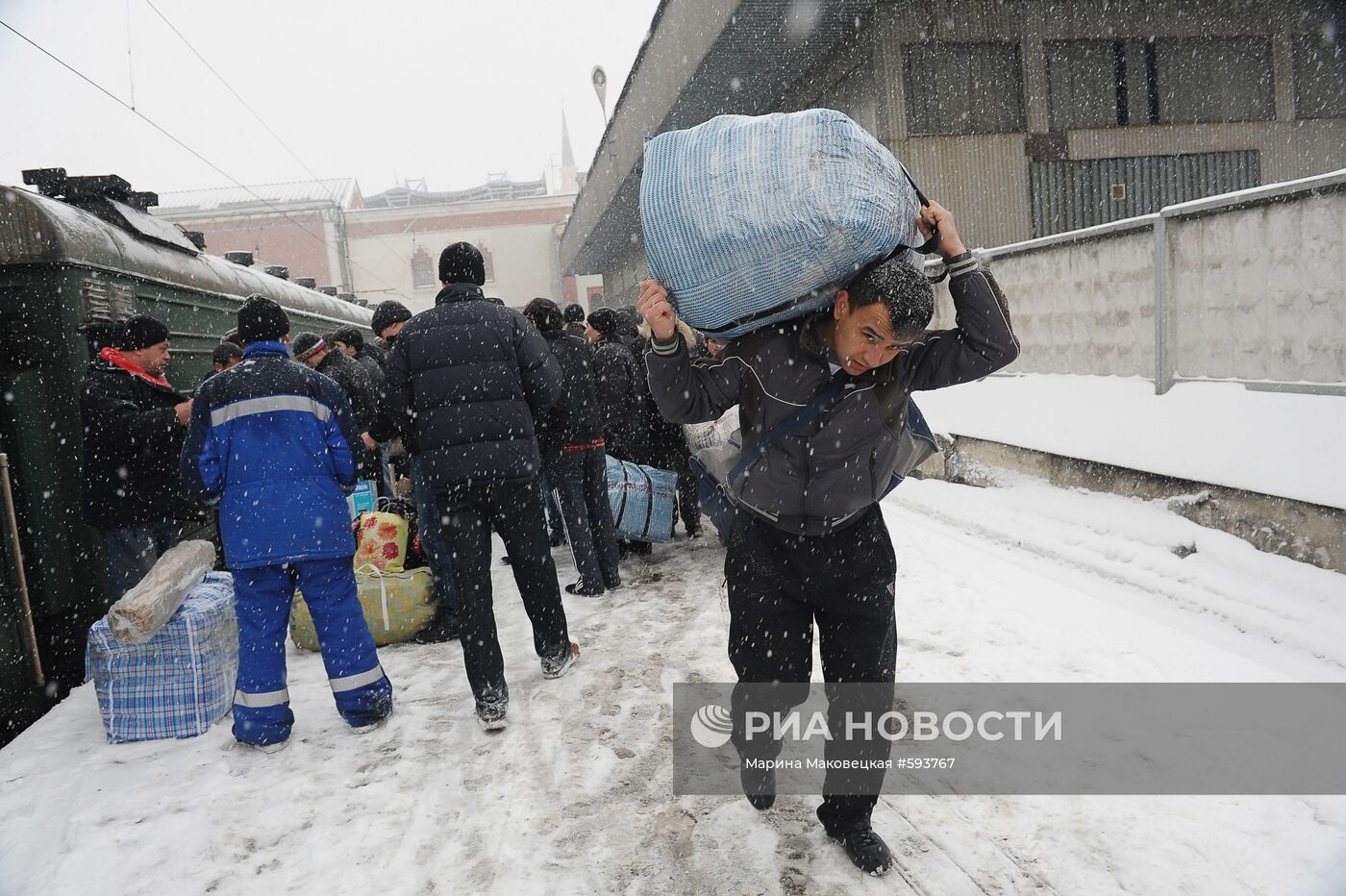 Трудовые мигранты уезжают на родину в Таджикистан