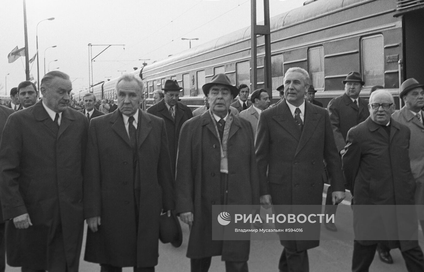 Леонид Брежнев и Алексей Косыгин на вокзале