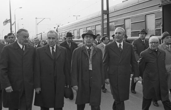 Леонид Брежнев и Алексей Косыгин на вокзале