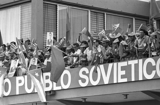 Кубинцы приветствуют Леонида Брежнева