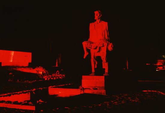 Бронзовая скульптура Непокоренного человека