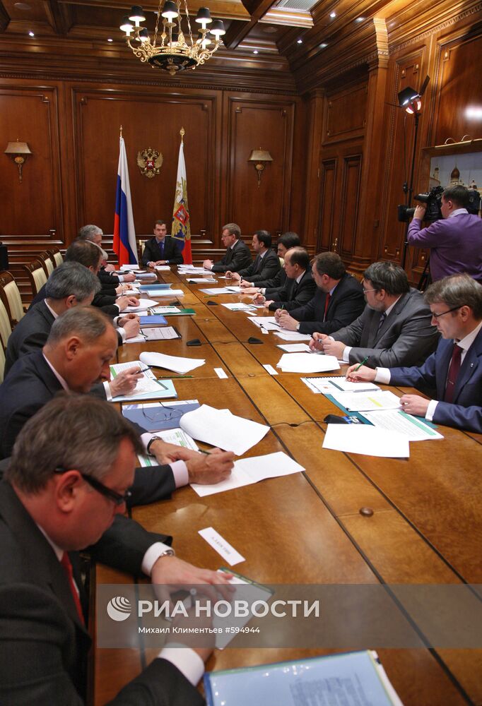 Д.Медведев провел совещание по экономическим вопросам