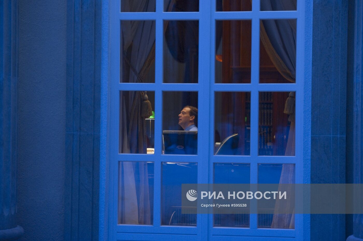 Д.Медведев в рабочем кабинете