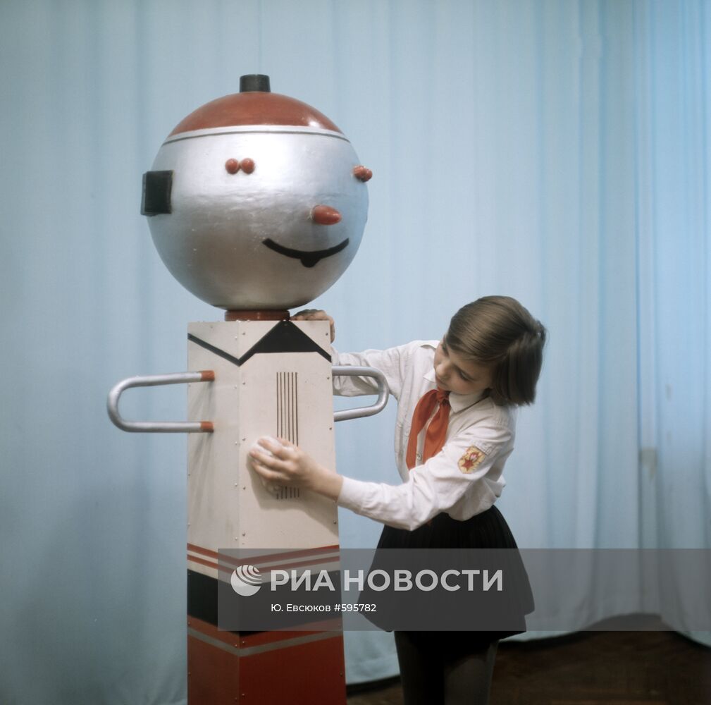Лариса Шмадченко и робот Самоделкин