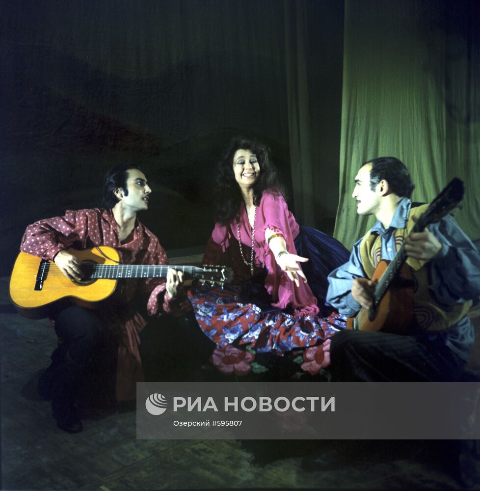 Артисты цыганского театра "Ромэн"