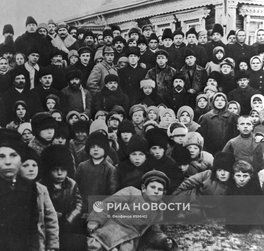 В. И. Ленин и Н. К. Крупская с группой крестьян на празднике