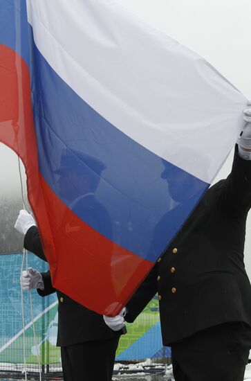 Церемония поднятия российского флага в Паралимпийской деревне
