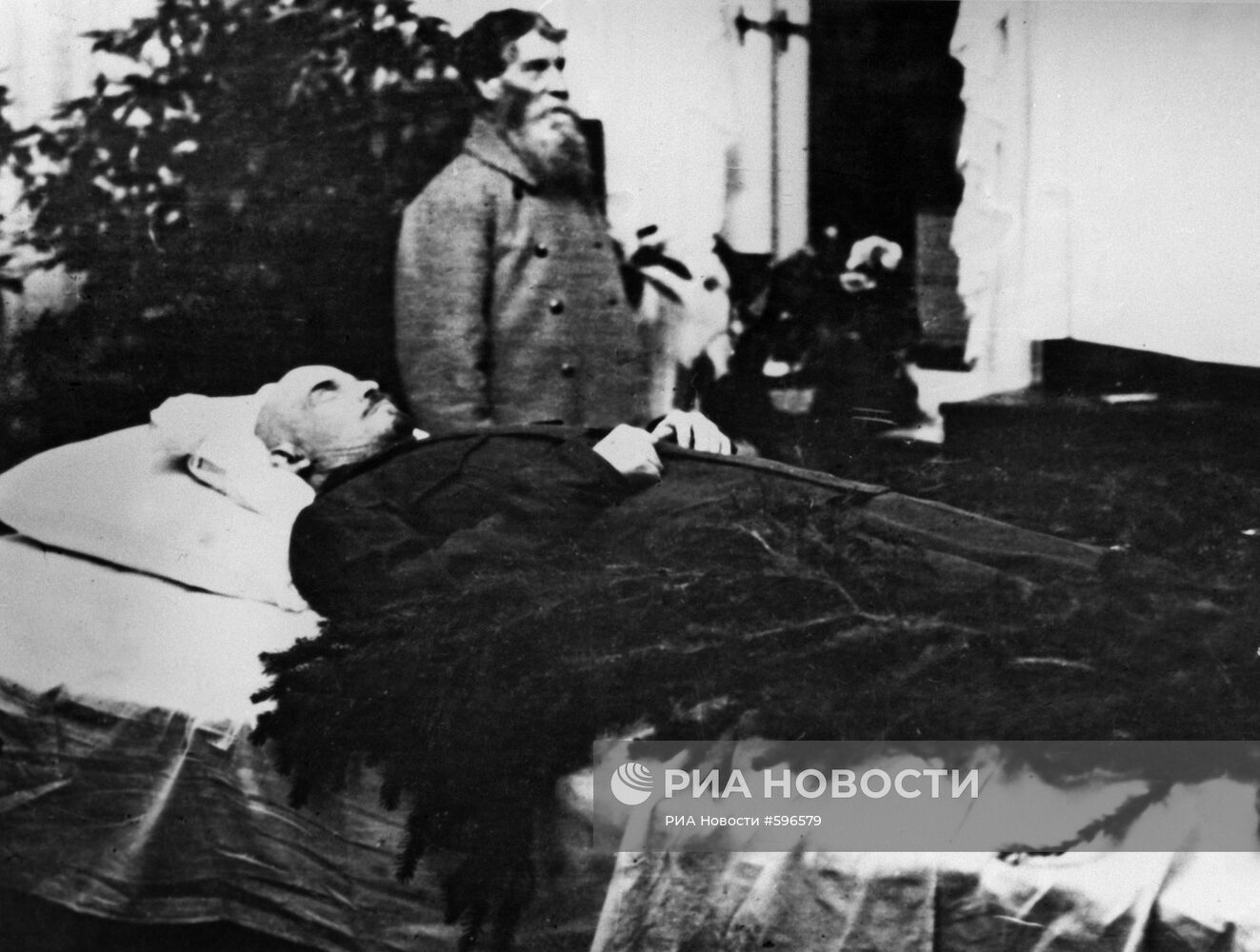 Ленин на смертном одре
