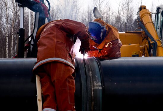 Сварен первый стык нефтепровода Пурпе - Самотлор