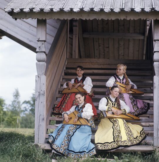 Артистки ансамбля "Садко"