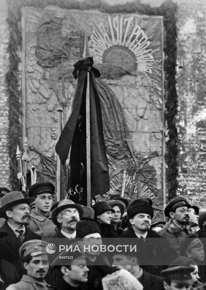 В. И. Ленин и Я. М. Свердлов на Красной площади