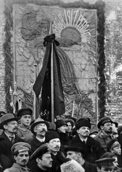 В. И. Ленин и Я. М. Свердлов на Красной площади