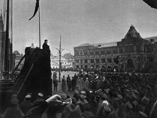 В. И. Ленин произносит речь с трибуны Красной площади