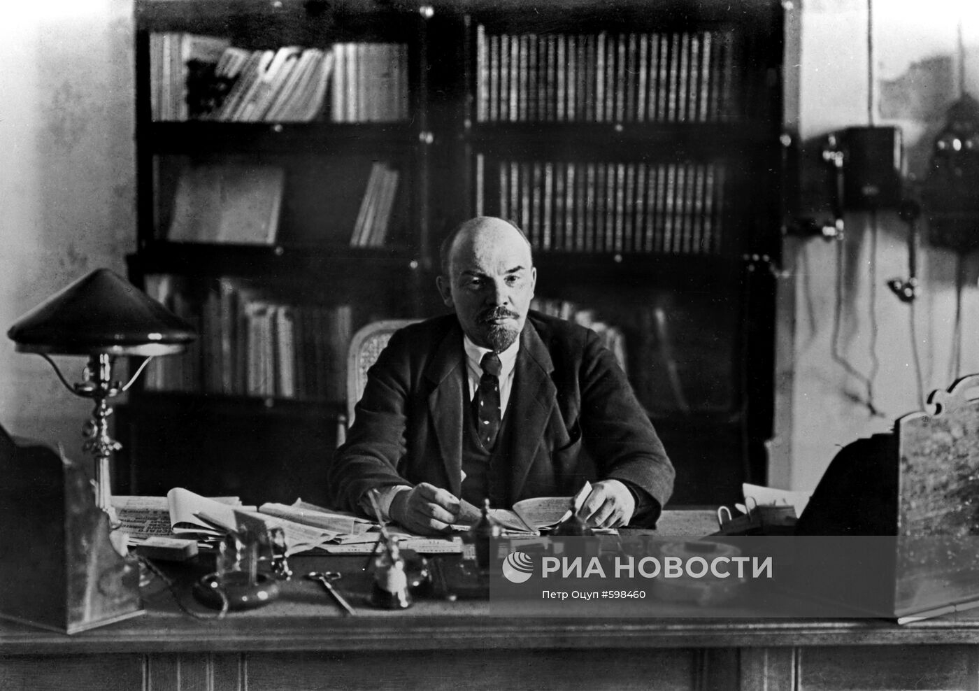 Владимир Ленин в рабочем кабинете в Кремле