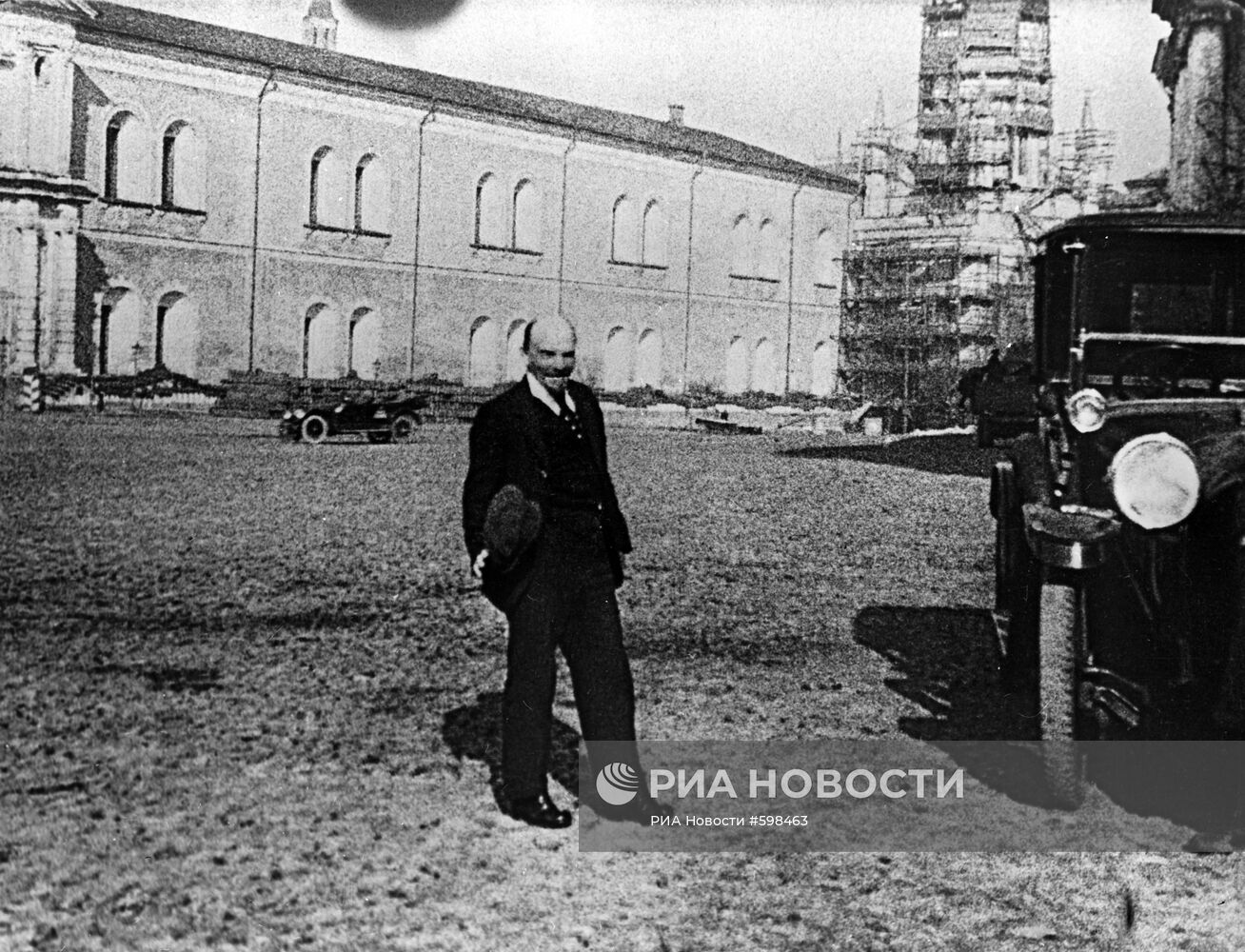 Владимир Ленин на прогулке во дворе Кремля