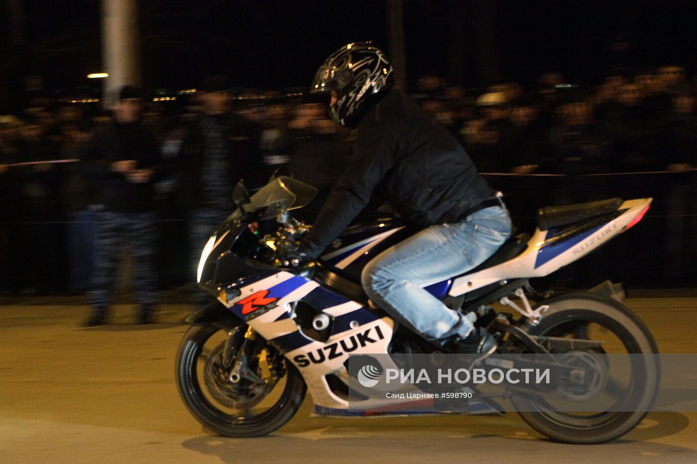 Участник ночных состязаний по автомобильному спринту в Грозном