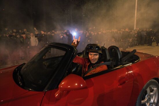 Участник ночных состязаний по автомобильному спринту в Грозном