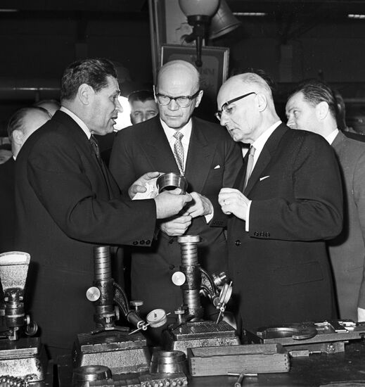 Урхо Калева Кекконен на подшипниковом заводе