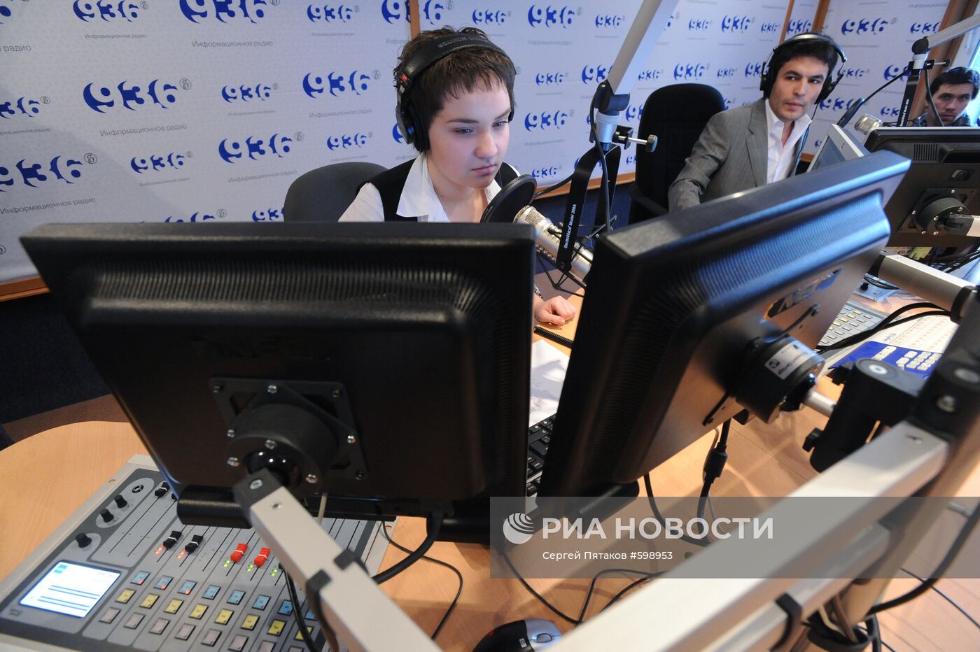 В эфирной студии радиостанции КомммерсантЪFM