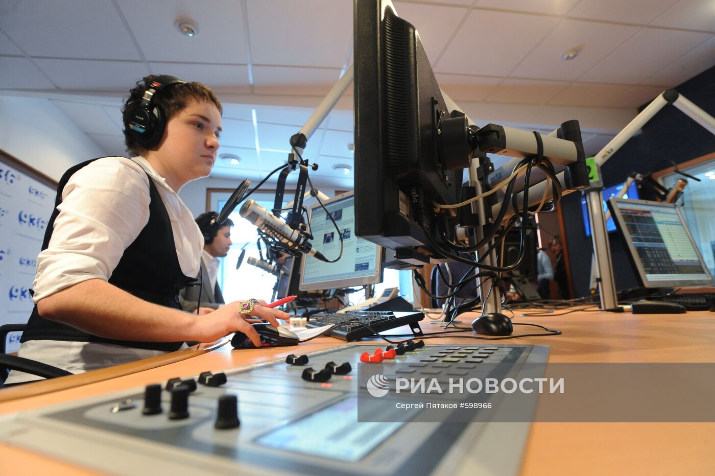 В эфирной студии радиостанции КоммерсантЪFM