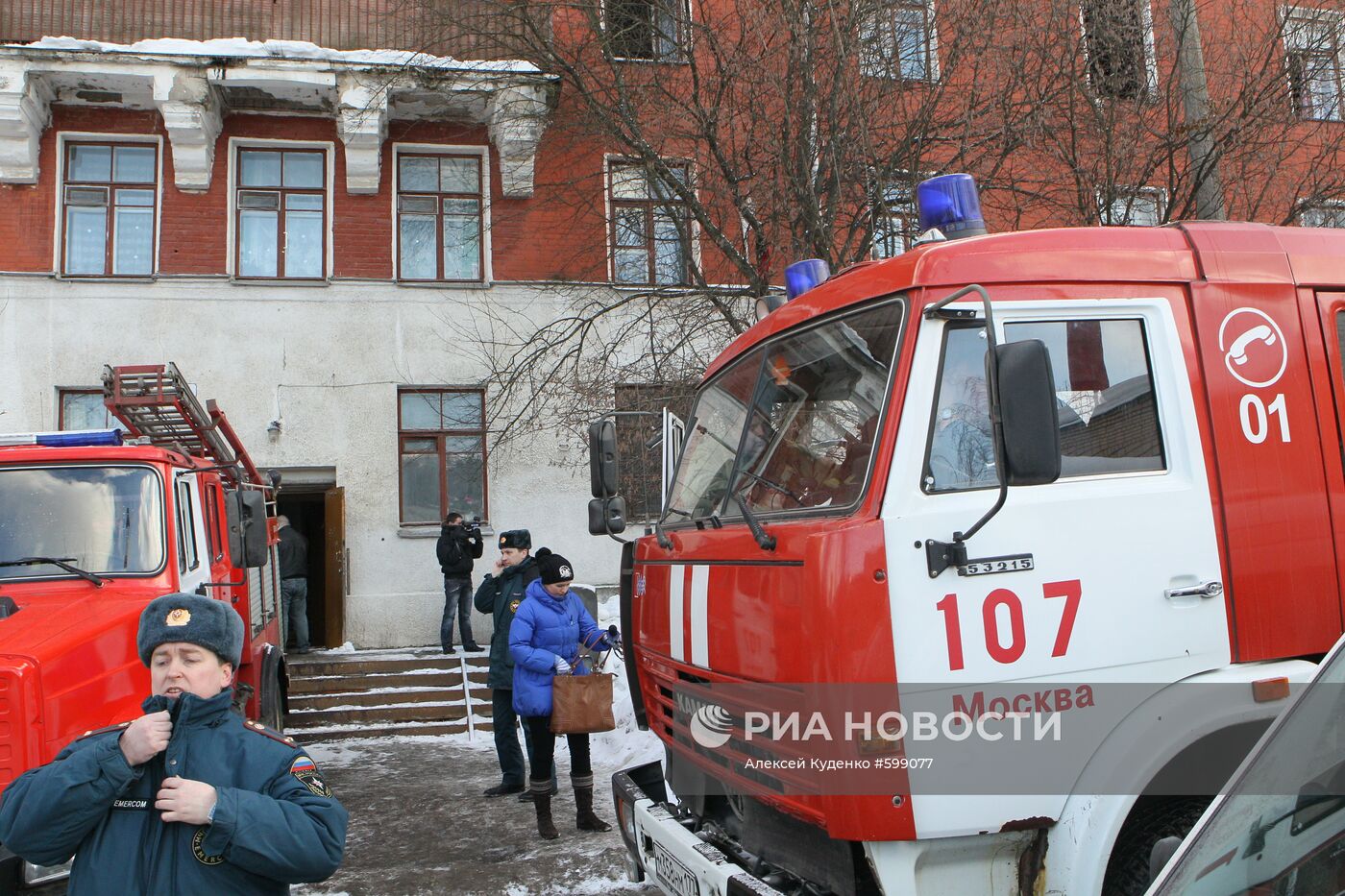 Пожарные машины у здания общежития, где произошел пожар