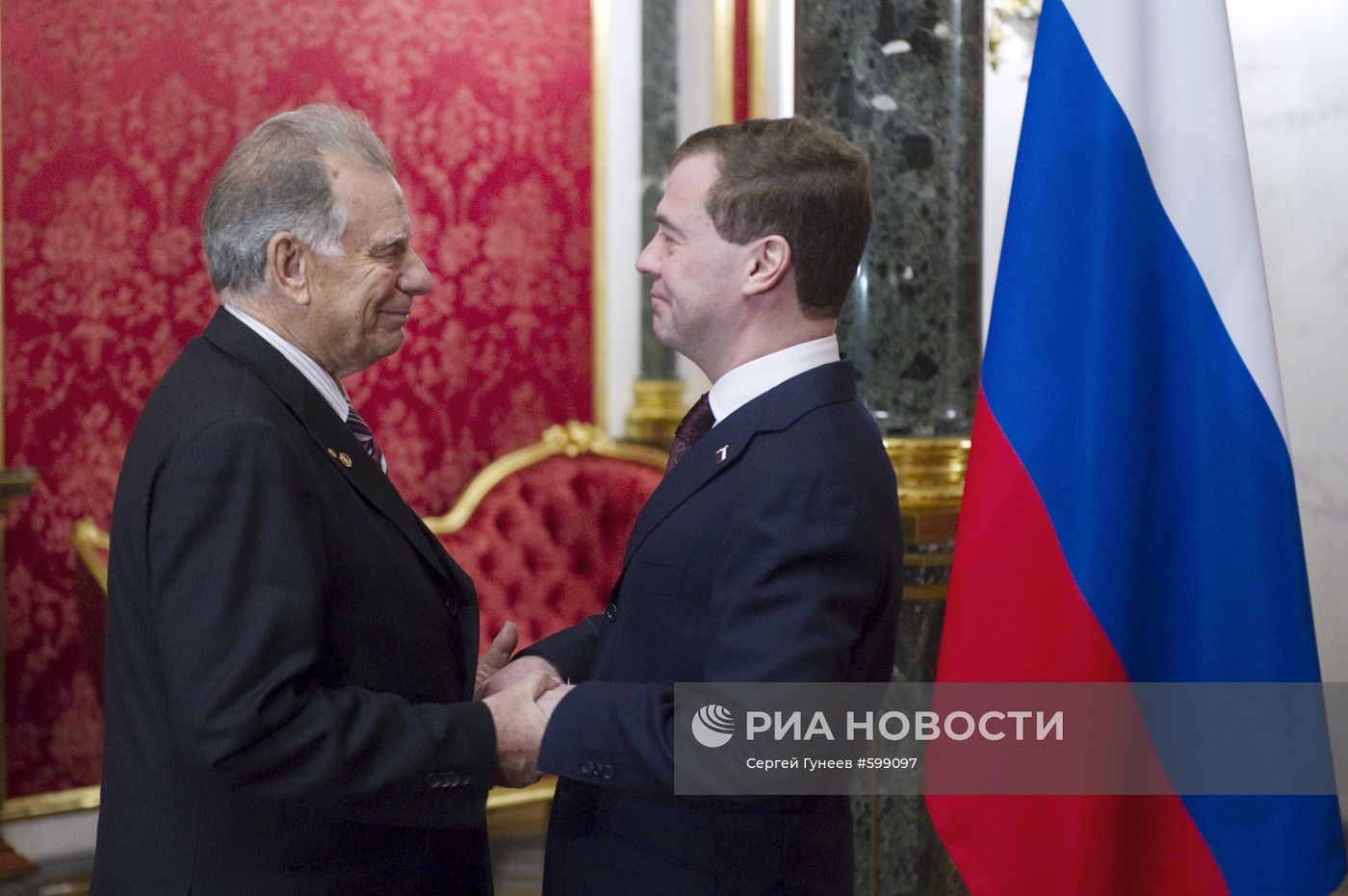 Дмитрий Медведев наградил Жореса Алферова