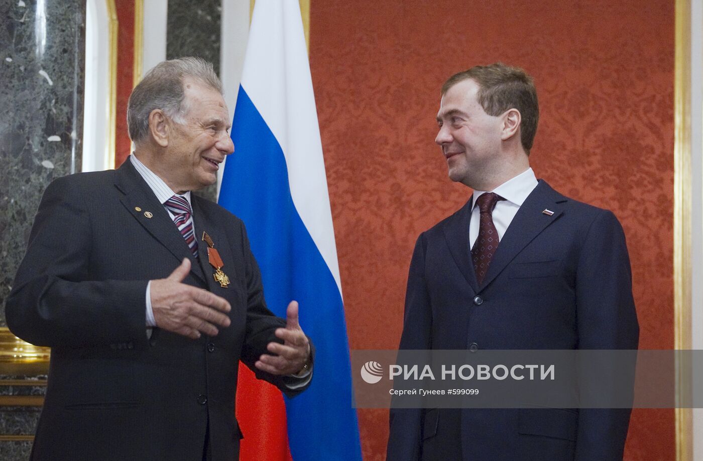 Дмитрий Медведев наградил Жореса Алферова