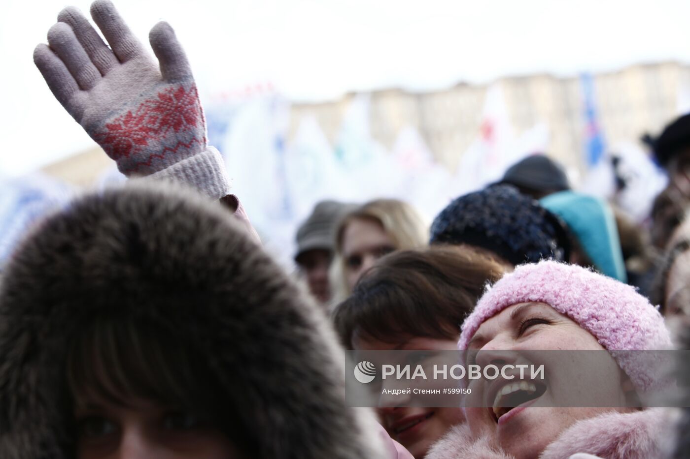 Участники митинга, проведенного партией "Единая Россия"