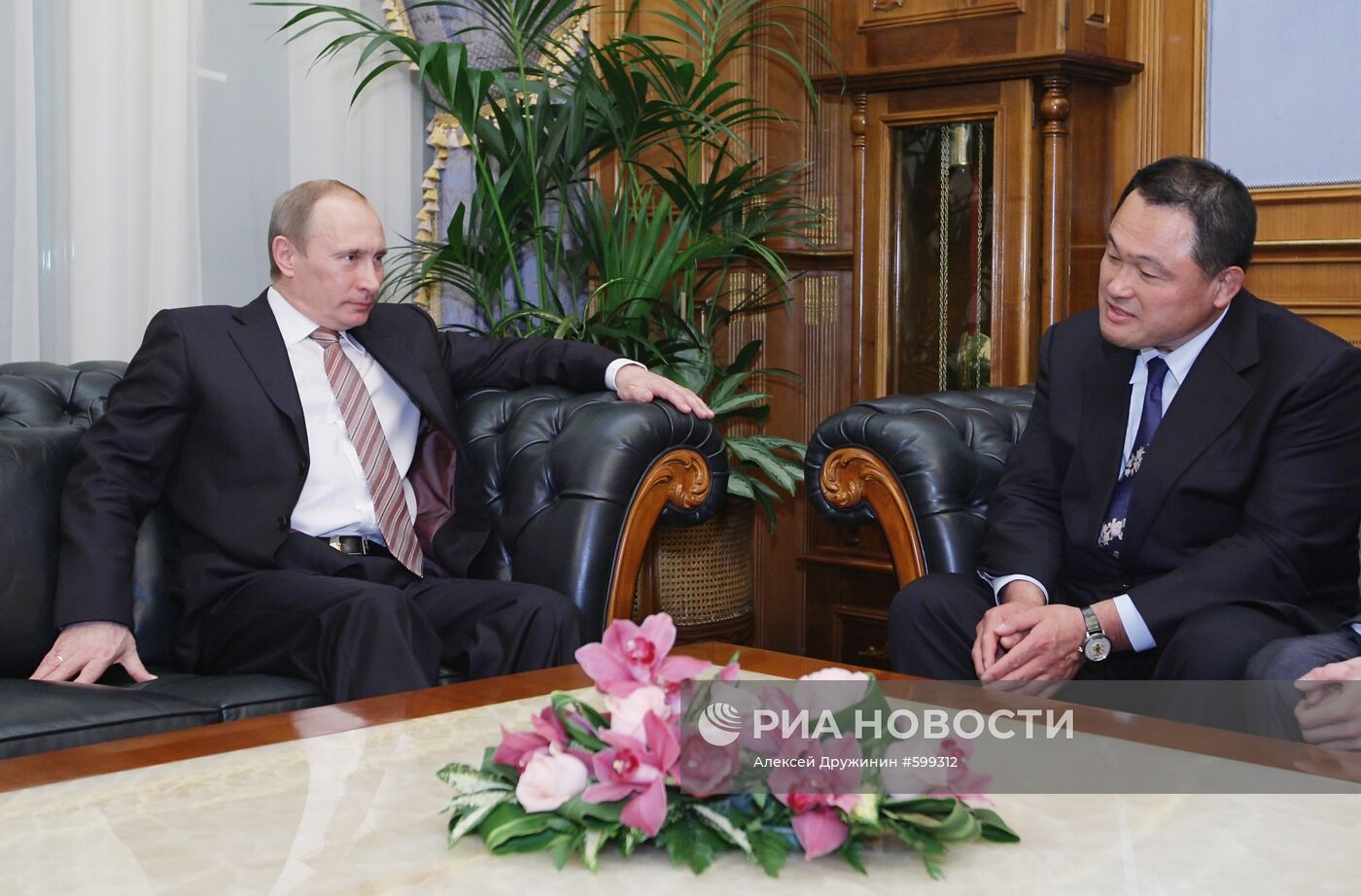Премьер-министр РФ Владимир Путин встретился с Ясухиро Ямаситой