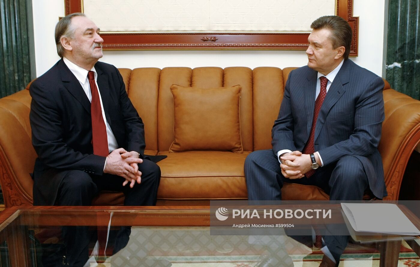 Президент Украины В.Янукович встретился с Б.Ступкой в Киеве