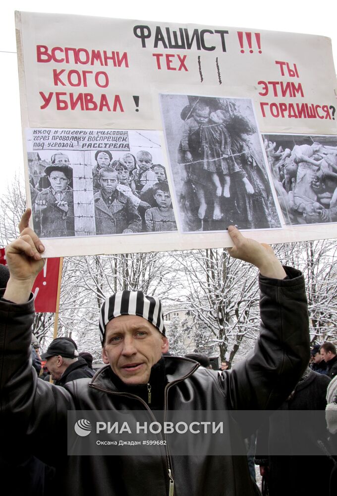 Пикет антифашистов у памятника Свободы в центре Риги