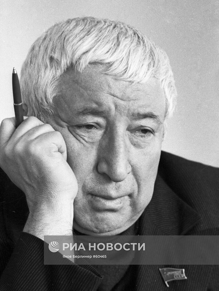 ГАМЗАТОВ ПОЭТ ДЕПУТАТ