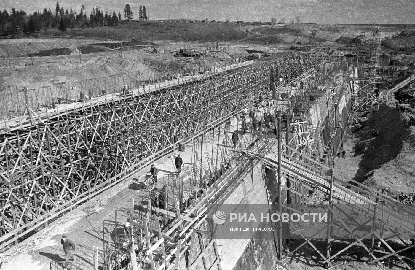 Строительство шлюза на канале Москва-Волга