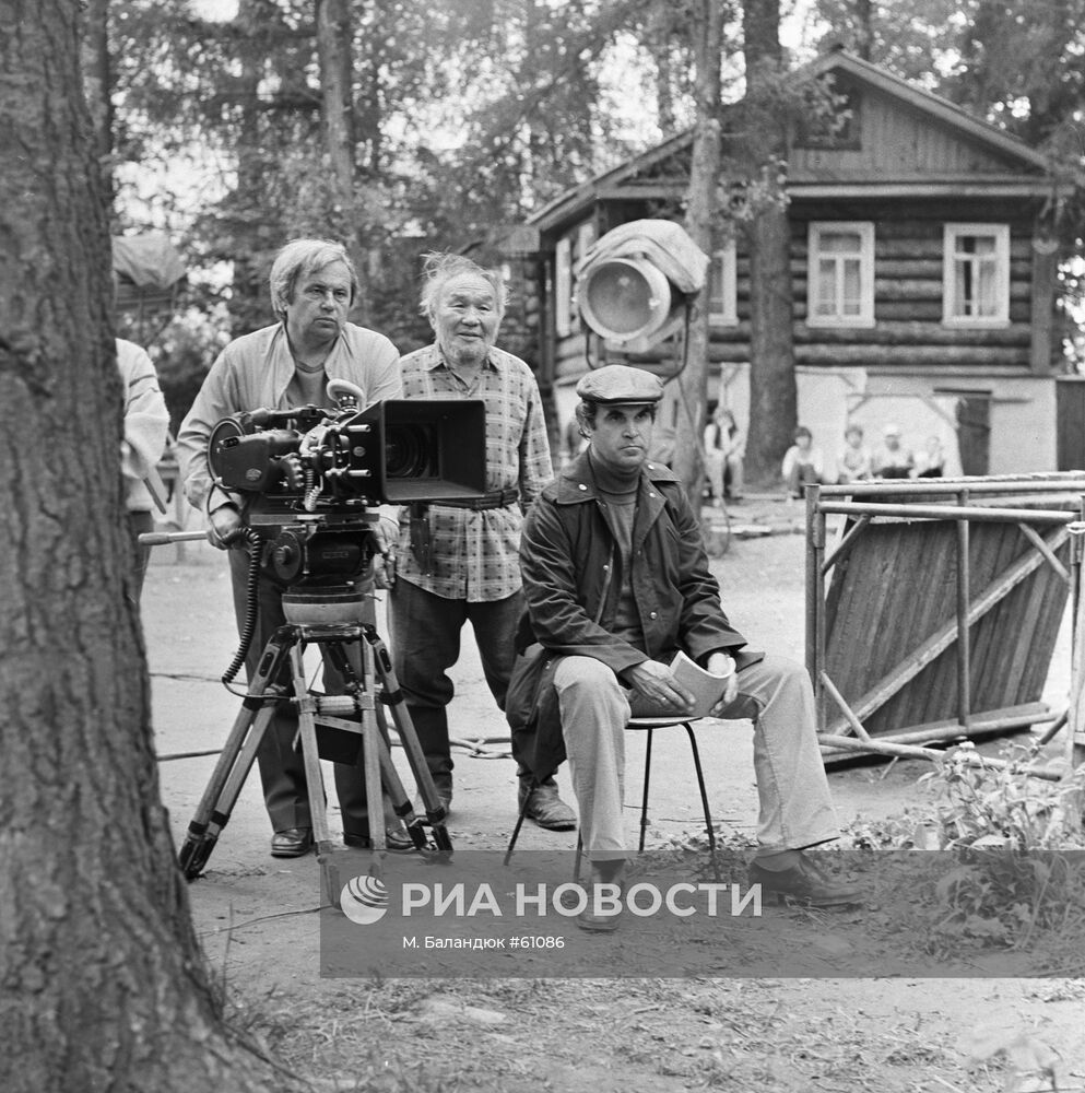 Режиссер Глеб Панфилов во время съемок фильма "Валентина"