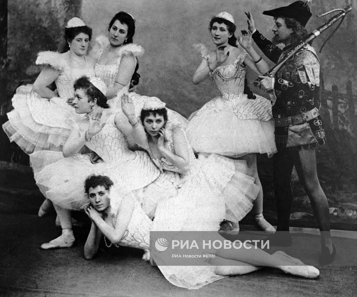 Сцена из балета П. И. Чайковского "Лебединое озеро"