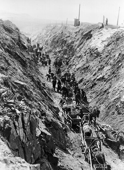 ТЕЛЕГИ ЛОШАДИ ЛЮДИ ГОРЫ